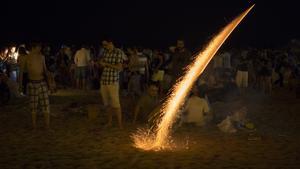 Un petard encès s’eleva a la platja de la Nova Icària.