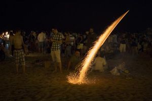 Un petard encès s’eleva a la platja de la Nova Icària.