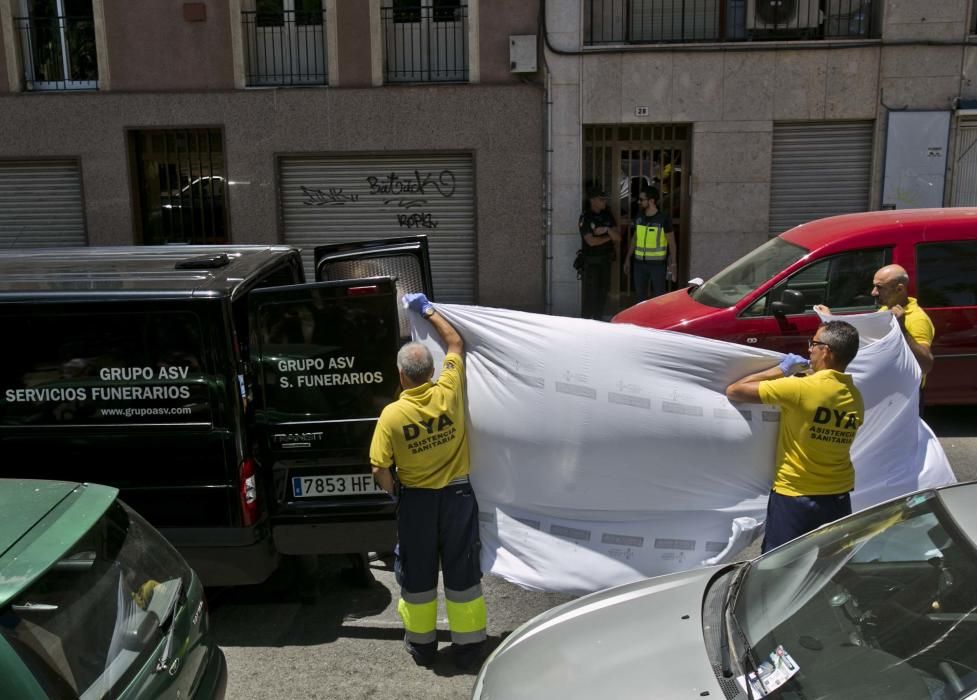 Los empleados de la funeraria proceden al traslado de los cadáveres