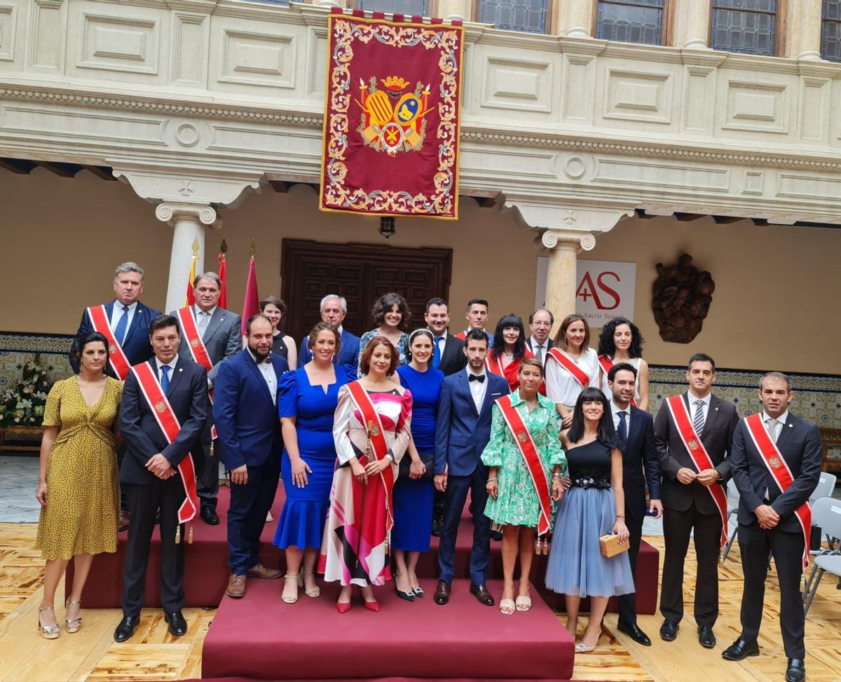 La corporación municipal con el Seisado de este año.