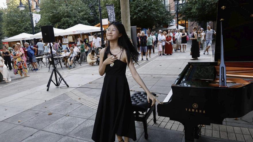 El piano relaja el bullicio del Paseo de Begoña con una jornada de piezas clásicas: "La música está demasiado encerrada en los conservatorios"
