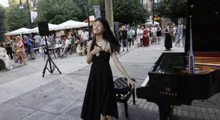 El piano relaja el bullicio del Paseo de Begoña con una jornada de piezas clásicas: "La música está demasiado encerrada en los conservatorios"