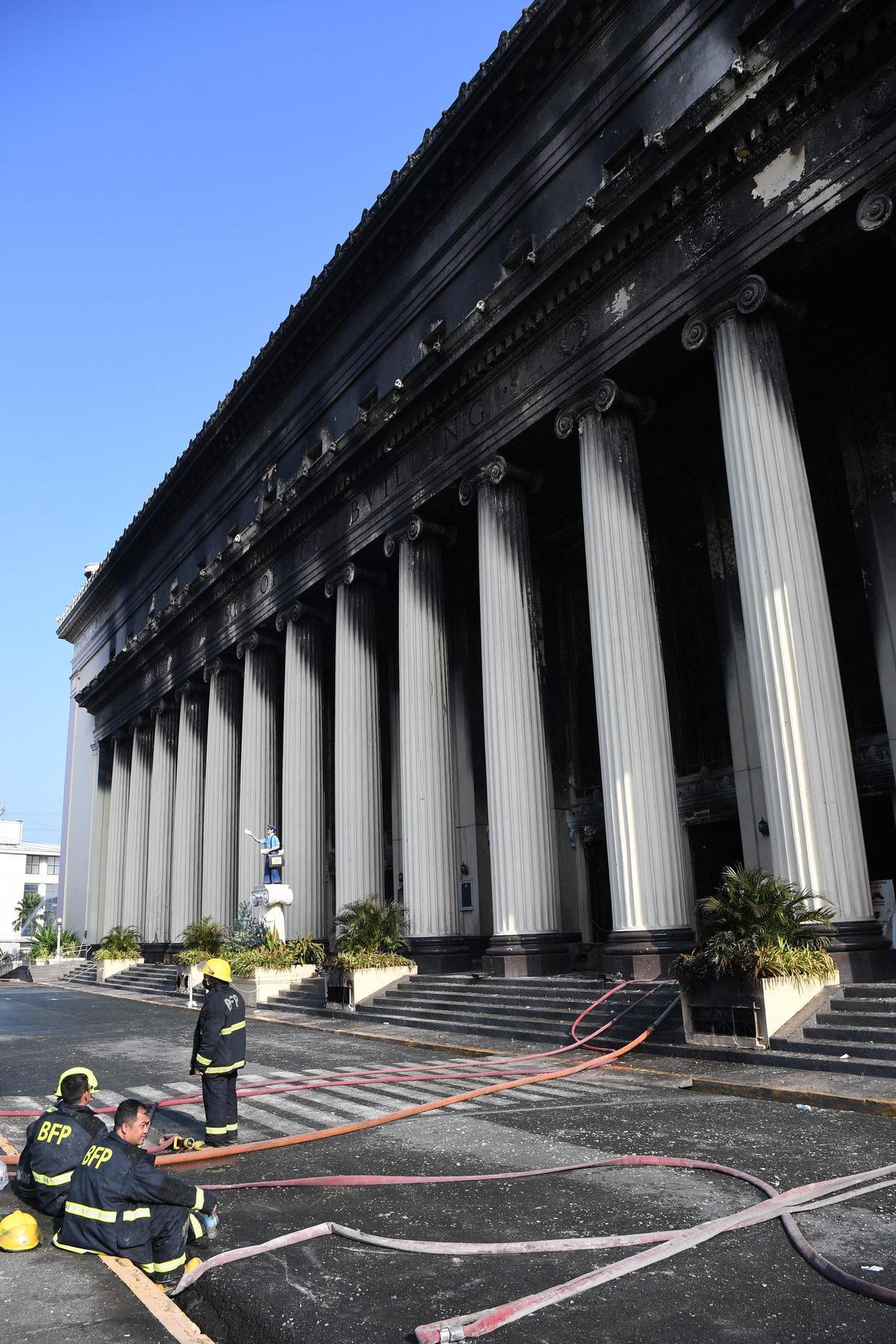 Espectacular incencio en la histórica oficina de Correos de Manila