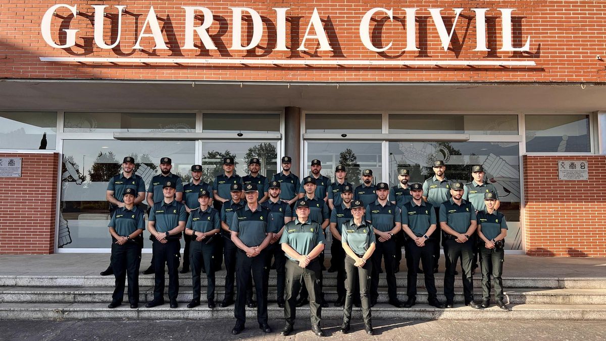 Los alumnos de prácticas a las puertas de la Comandancia de Cáceres.