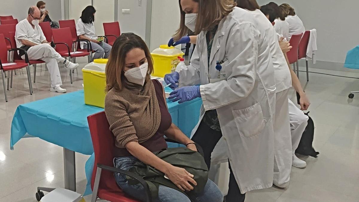 Vacunació de personal sanitàri a Figueres.