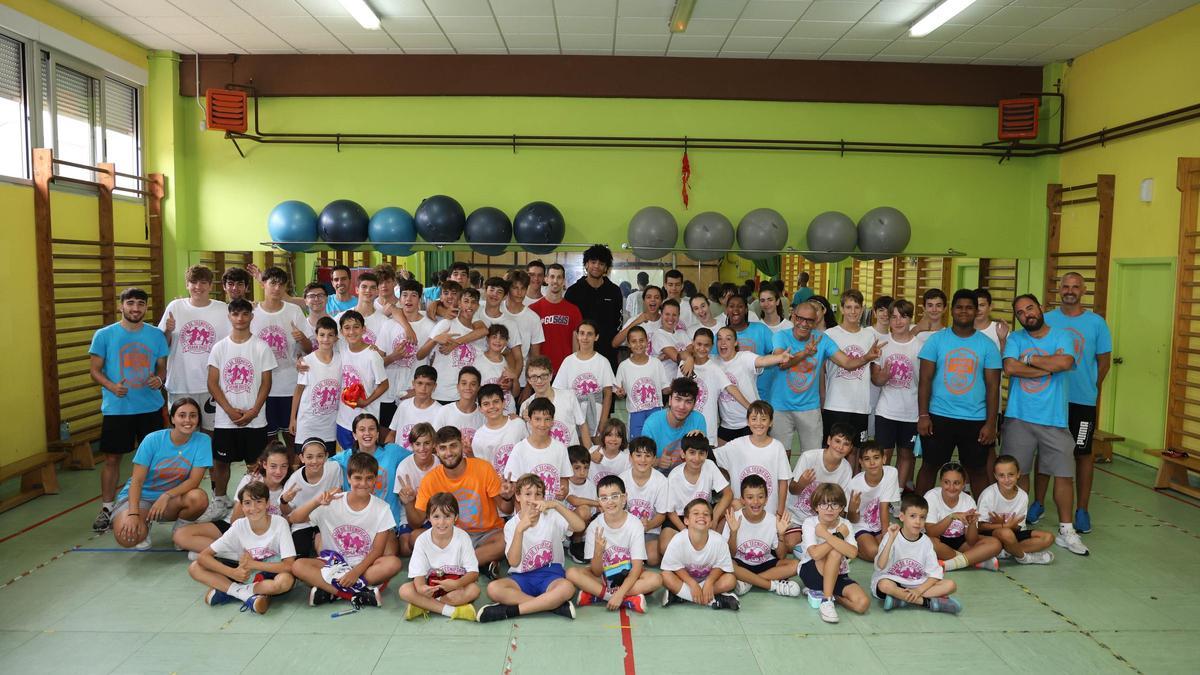 Almansa posa con técnicos y jugadores en el gimnasio del Seis do Nadal.