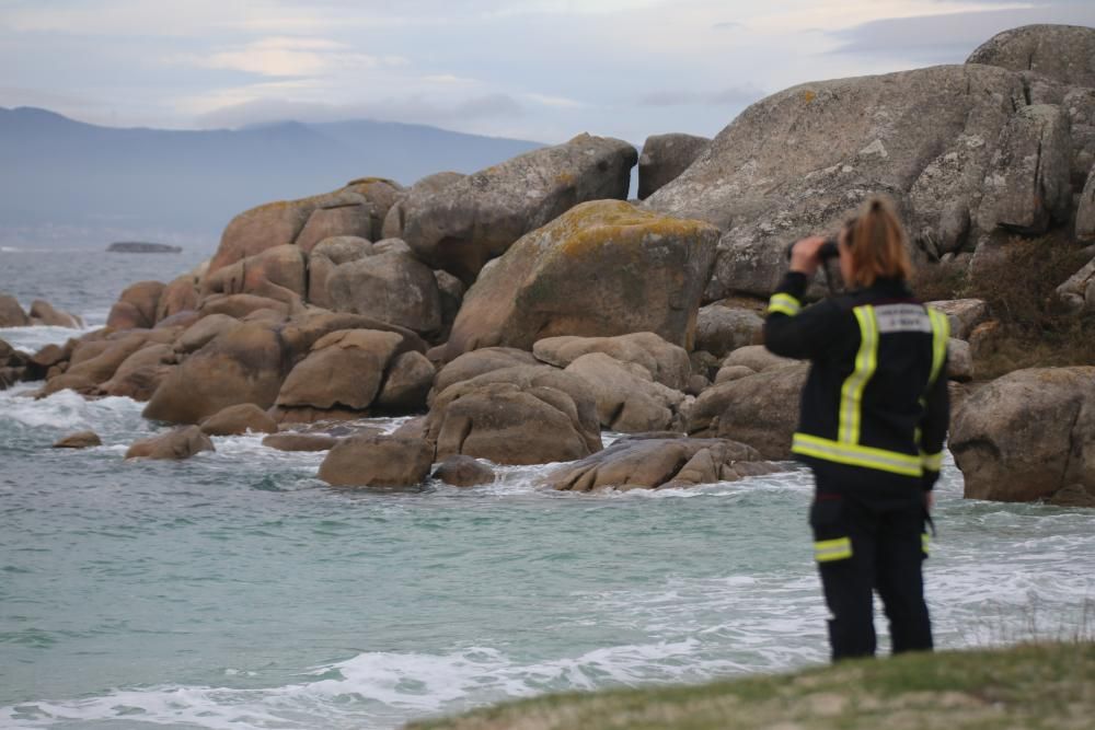 Medios de salvamento y emergencias buscan por mar y tierra al tripulante desaparecido tras volcar un pesquero cerca de las Illas Ons