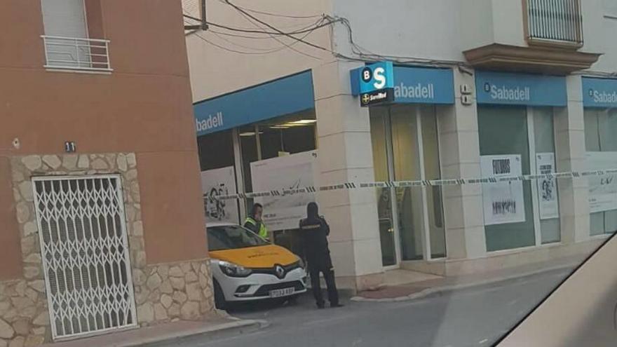 La oficina bancaria que fue asaltada ayer en La Paca.