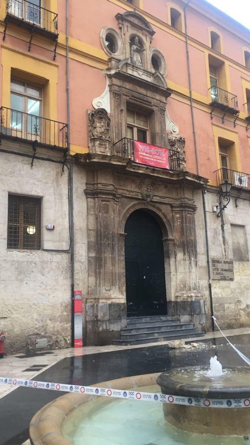 Cae Un Gran Cascote De La Fachada De La Escuela De Arte Dramatico De Murcia La Opinion De Murcia