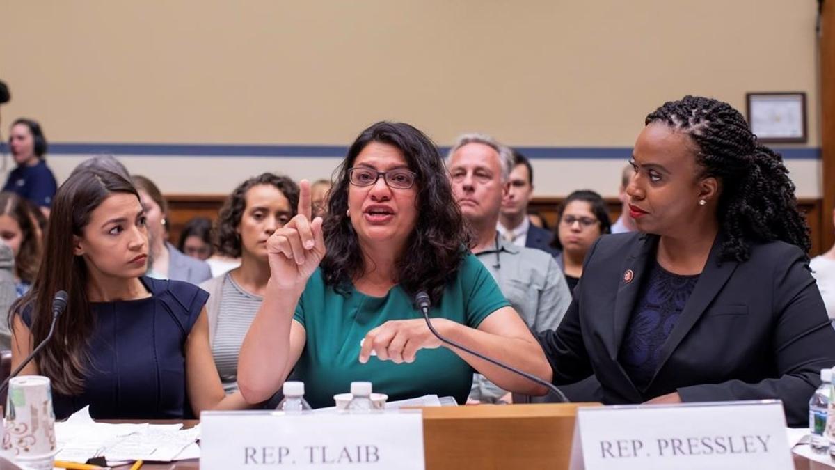 Alexandria Ocasio-Cortez (izquierda) y Ayanna Pressley (derecha) consuelan a Rashida Tlaib durante una audiencia del Comité de Supervisión y Reforma de la Cámara de Representantes sobre la decisión de Trump de separar a los menores inmigrantes de sus