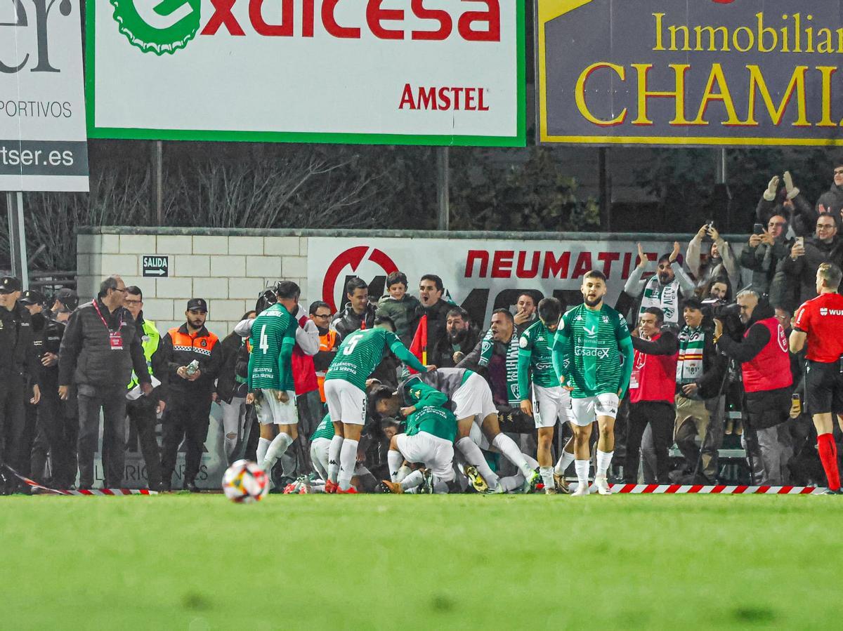 Celebración del gol del Villanovense.