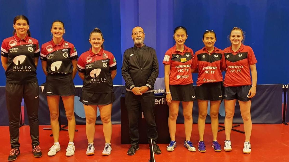 Las jugadoras prieguenses, a la izquierda, antes del inicio del duelo ante el Vic.