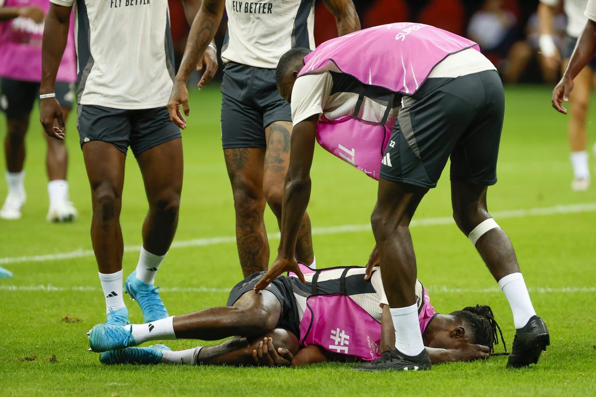 El centrocampista francés del Real Madrid Eduardo Camavinga se duele en el suelo durante el entrenamiento del Real Madrid.