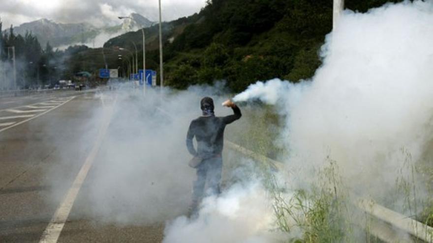 Los antidisturbios acorralan a los mineros en el monte en Pola de Lena