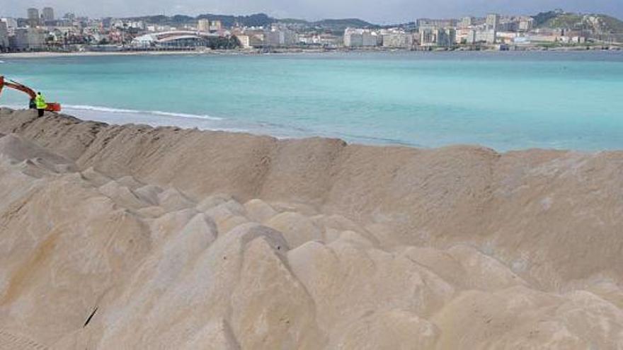 Vista de la playa del Orzán, ayer, desde el paseo marítimo. / víctor echave