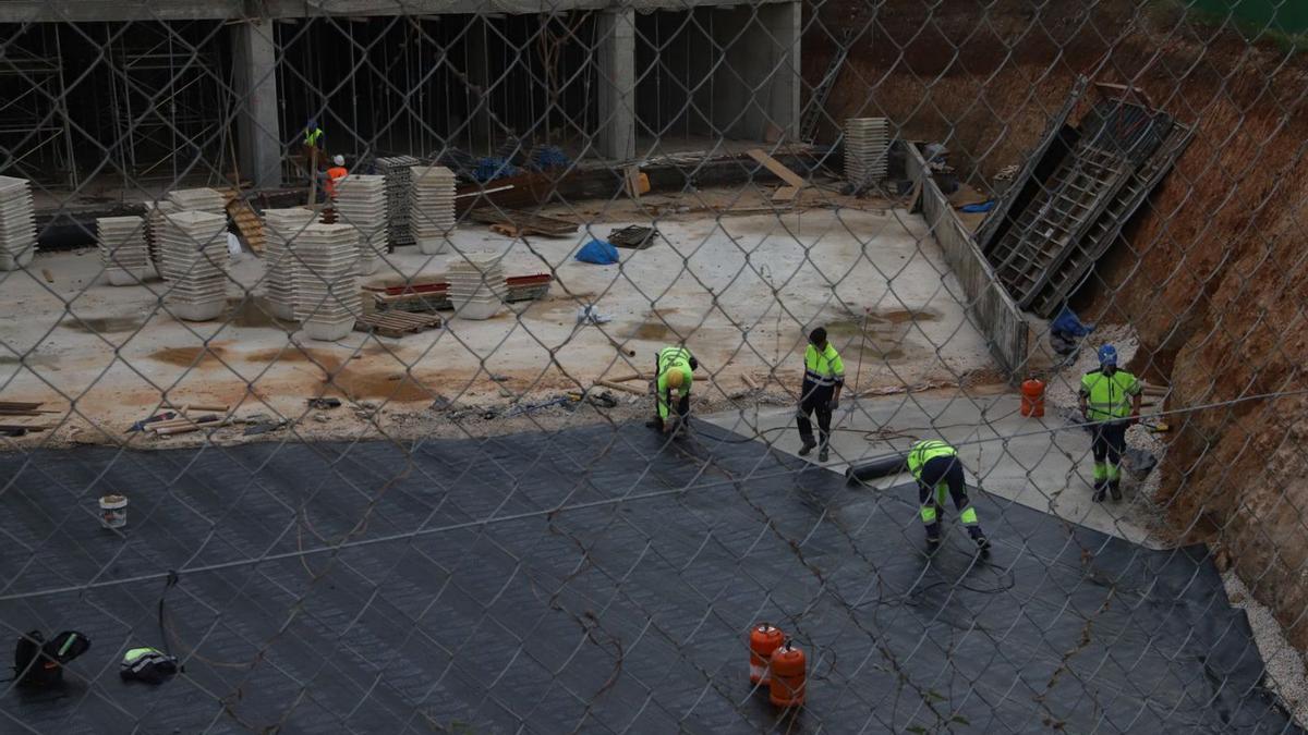 Trabajadores en la construcción de un edificio en Córdoba.