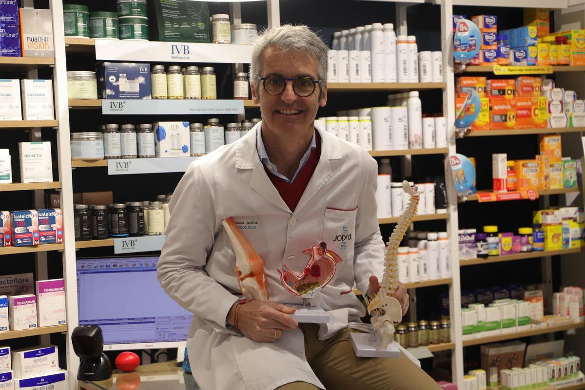 El farmacéutico Francisco Jodral, en su farmacia de la calle Isla Hierro, en Córdoba.