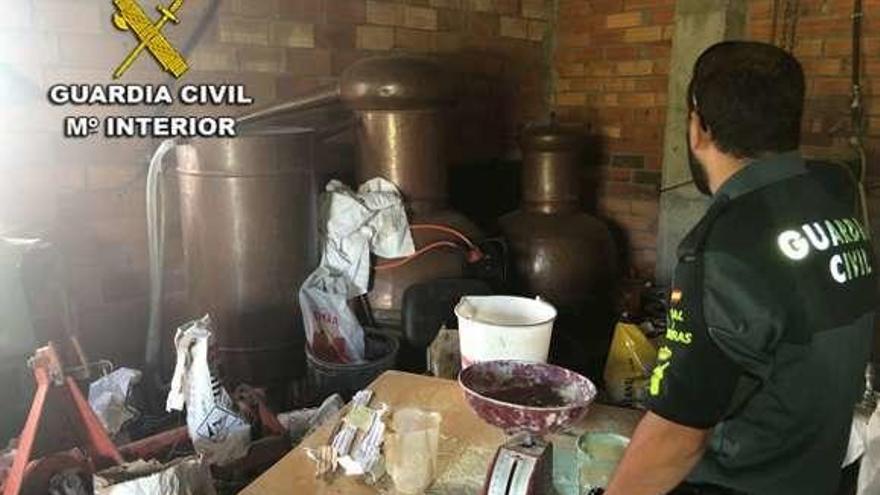 Alambique inmovilizado por la Guardia Civil en la bodega. // FdV