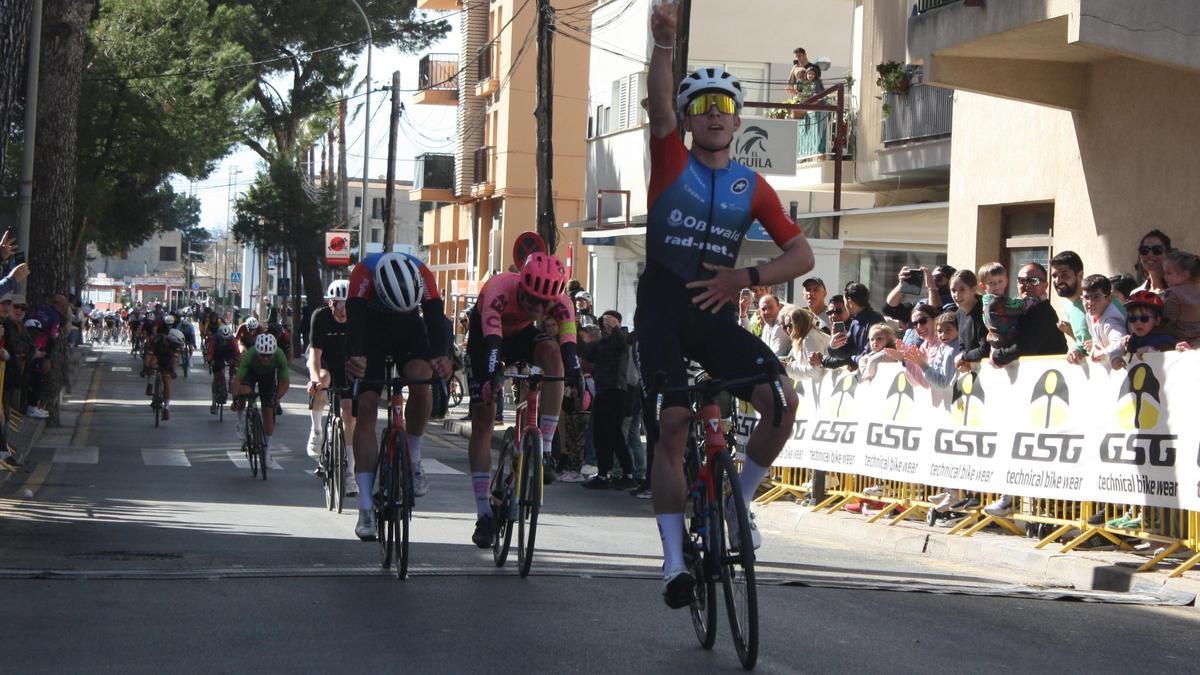 Bruno Kessler celebra en la meta de Cala Millor su segundo triunfo