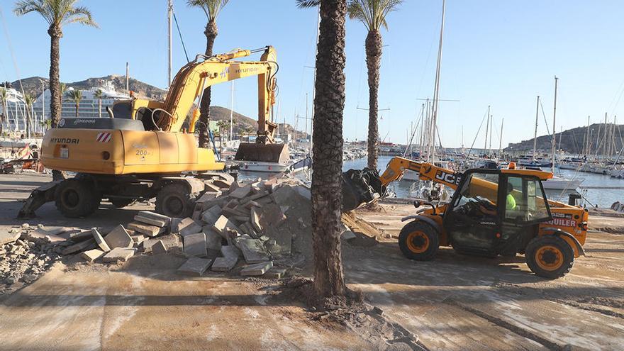 Un camión trabaja en las obras de remodelación en el Puerto de Cartagena.