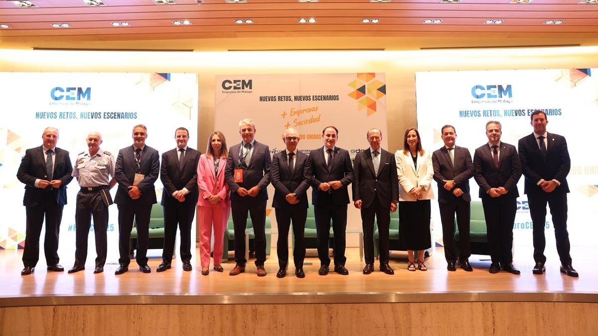 La foto de familia del foro empresarial de la CEM celebrado en la sede de Unicaja.