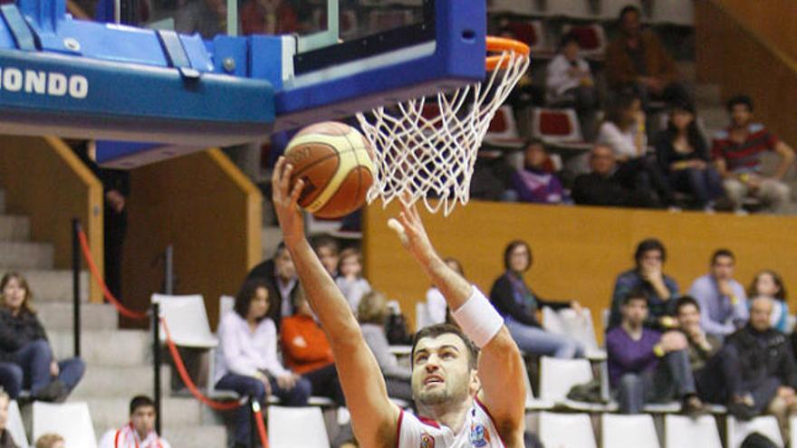 Mateo Kedzo fent una entrada a cistella en un partit a Fontajau.