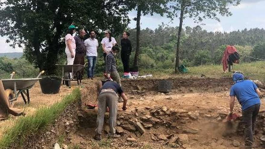 Vilariño y Blanco, ayer, junto a los arqueólogos en Doade.