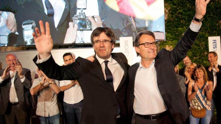 Puigdemont y el expresidente Artur Mas, durante el estreno de la campaña de CDC, el pasado jueves por la noche en Gerona.
