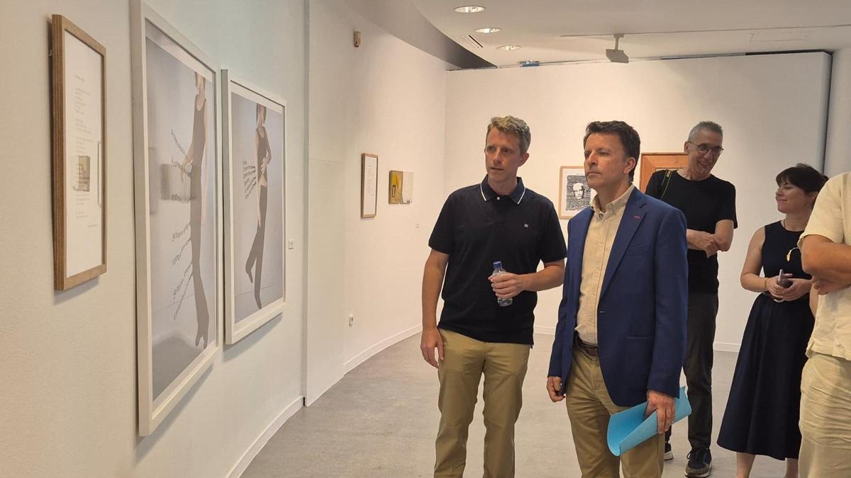 El comisario, Jaime Covarsí, junto al secretario general de Cultura, José Luis Gil, en la exposición.