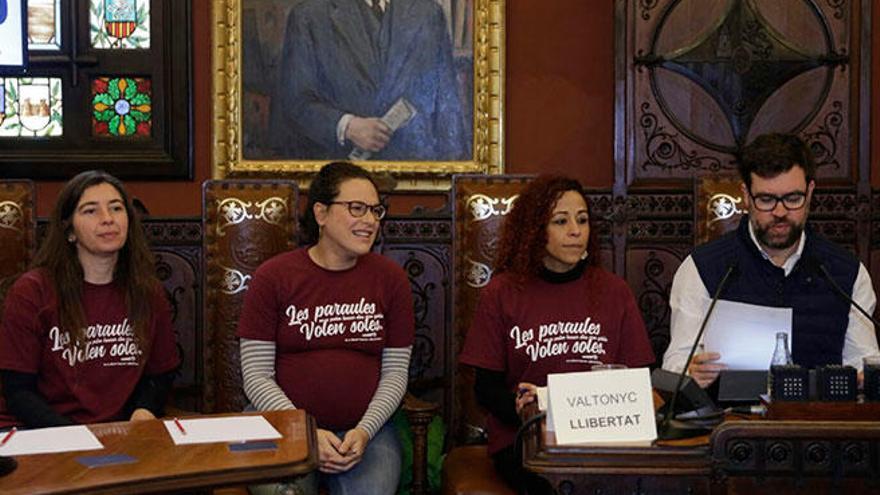 El pleno de Cort arranca con camisetas y carteles contra la condena a Valtonyc