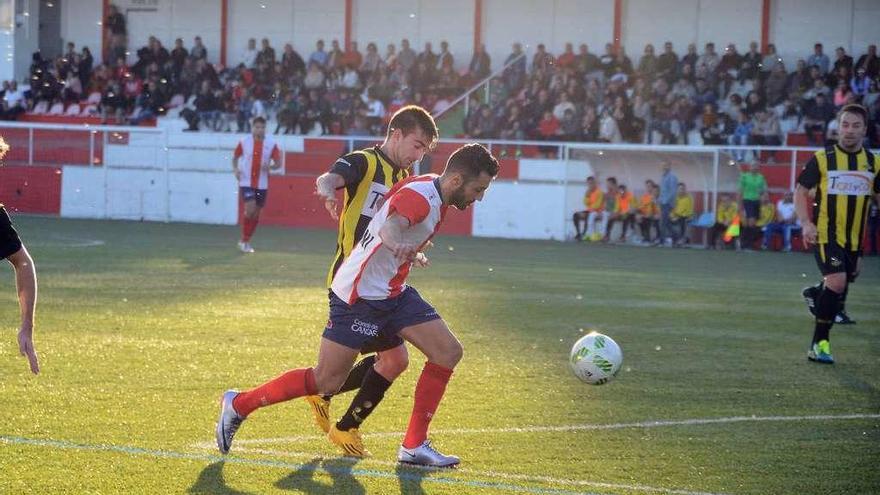 El alondrista Tubo conduce el balón en el último partido ante el Ribadumia. // Gonzalo Núñez