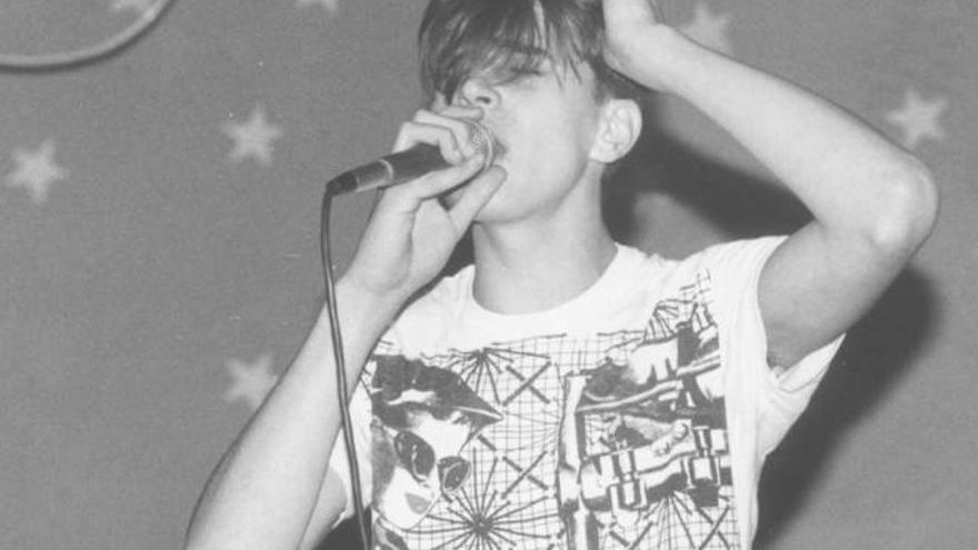 Referencia. El cantante Javier Ojeda, líder de los malagueños Danza Invisible, durante una actuación de 1983. La banda, que tenía como referencia a los escoceses Simple Minds, fue el puntal de una generación que marcó a la juventud de la época.