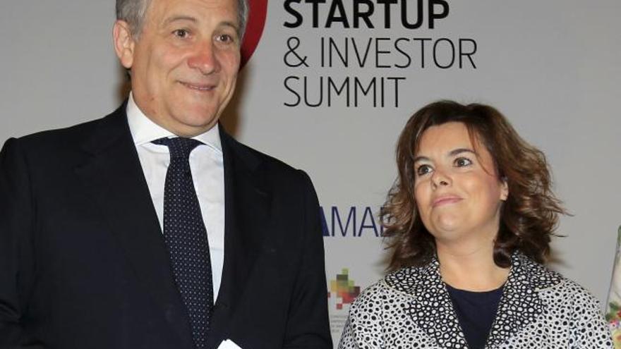 El vicepresidente de la Comisión Europea, Antonio Tajani, junto a Sáenz de Santamaría, en el foro &#039;Spain Startup and Investor Summit&#039;.