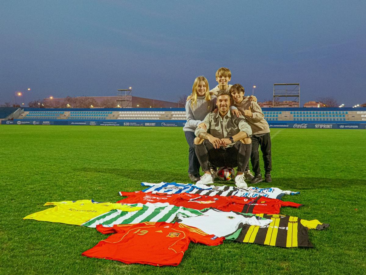 Xisco y sus hijos posan con las camisetas que vistió el delantero durante su carrera profesional.