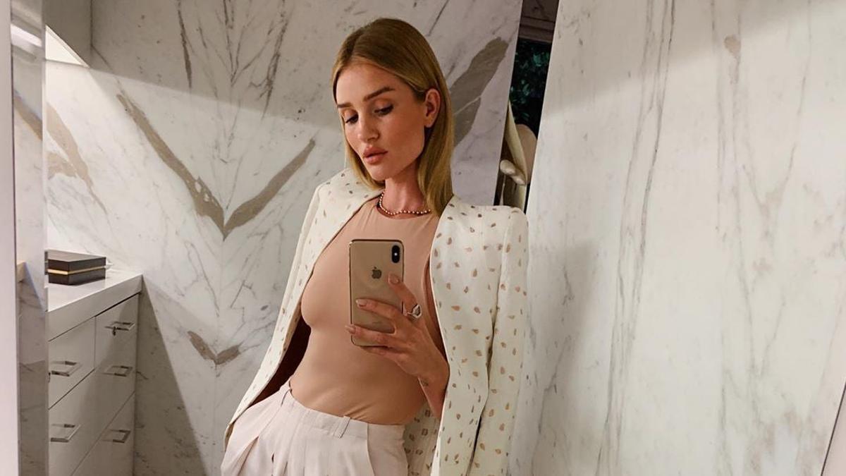 Los 6 looks de Rosie Huntington-Whiteley con el mismo body de zara en 3 colores