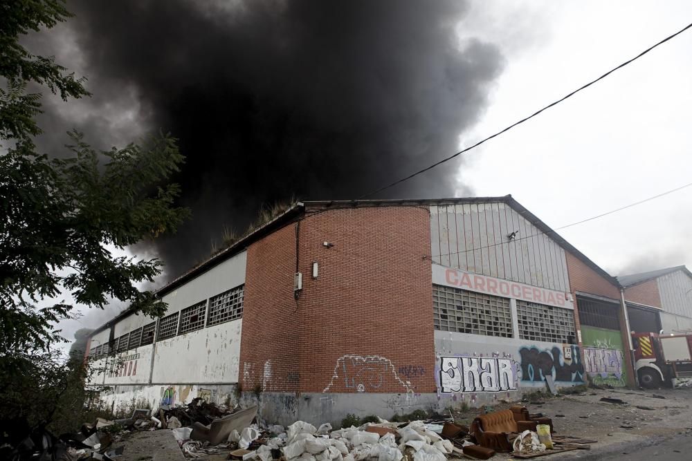 Arde una nave industrial abandonada en un polígono de Gijón