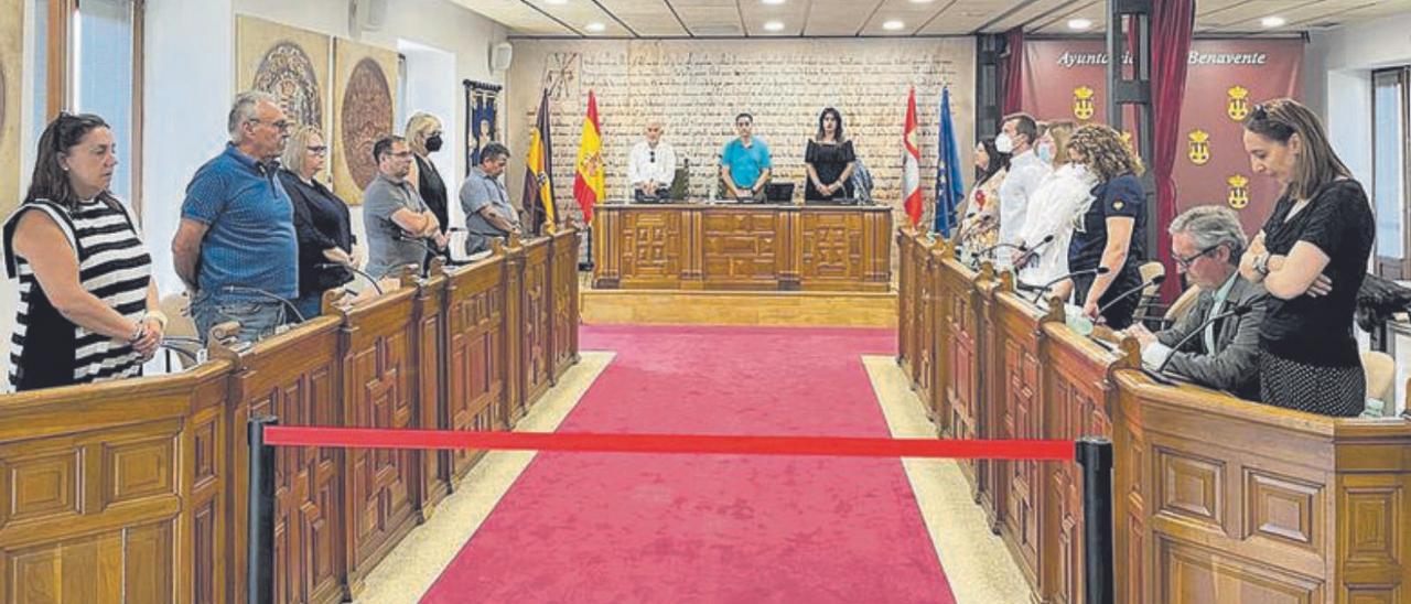 El Pleno del Ayuntamiento durante el minuto de silencio antes de empezar la sesión. | Cedida