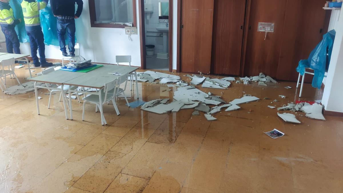 Otro detalle de los destrozos en un aula.