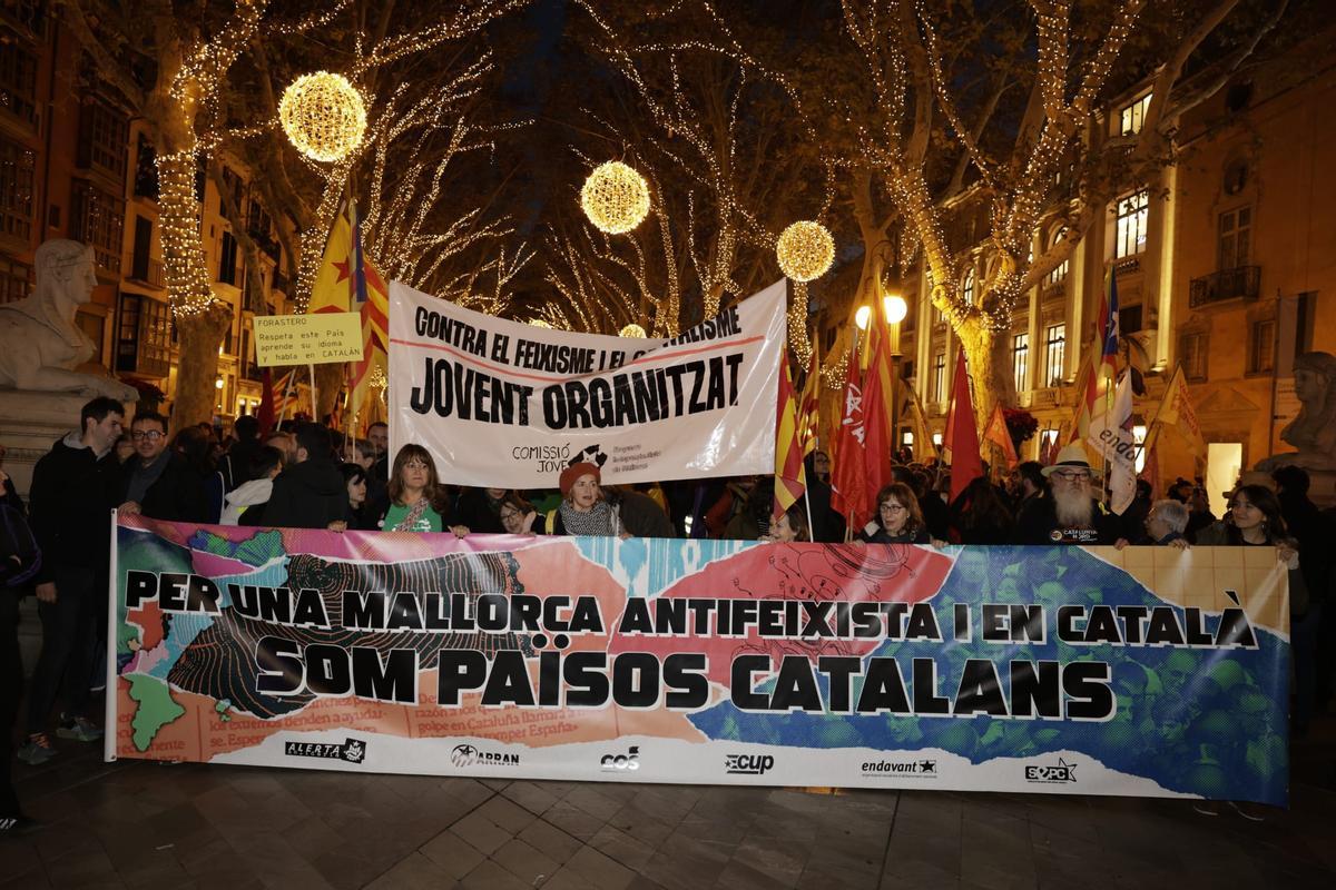 Más de un millar de personas marchan por el centro de Palma para reivindicar una Mallorca antifascista y en catalán