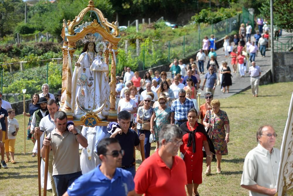 Los devotos rinden culto a la Virgen de la Renda