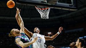 El alero alemán del Unicaja Dylan Osetkowski (i) ante el pívot de Cabo Verde del Real Madrid Edy Tavares (c) este domingo, durante el tercer partido de semifinales de la Liga Endesa de Baloncesto, entre el Unicaja y el Real Madrid, en el Palacio de Deportes José María Martín Carpena de Málaga (Andalucía)