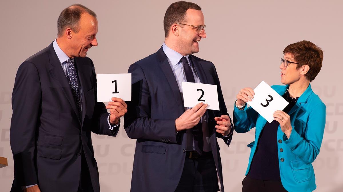 La CDU pone fin a una era con la elección del sucesor de Angela Merkel. En la foto, de izquierda a derecha, los tres candidatos a presidir la CDU, Friedrich Merz, Jens Spahn y Annegret Kramp-Karrenbauer.