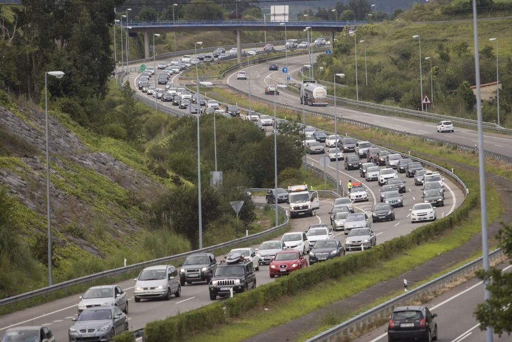 Retenciones en las carreteras asturianas tras el día de sol y playa