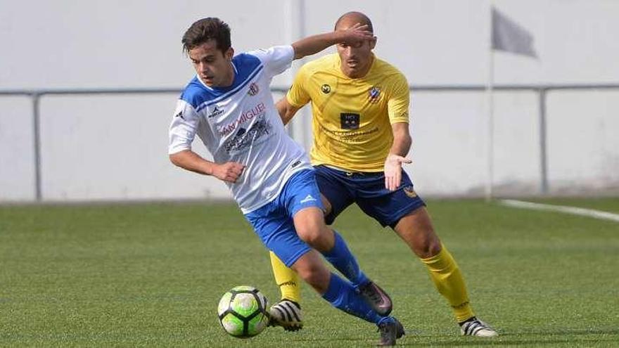 Juanjo presionando a Sapi en el partido ante el Marcón. // R.V