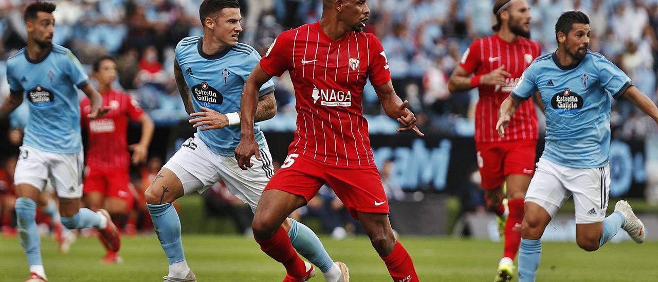 Brais, Mina y Nolito persiguen un balón junto al sevillista Fernando. // RICARDO GROBAS