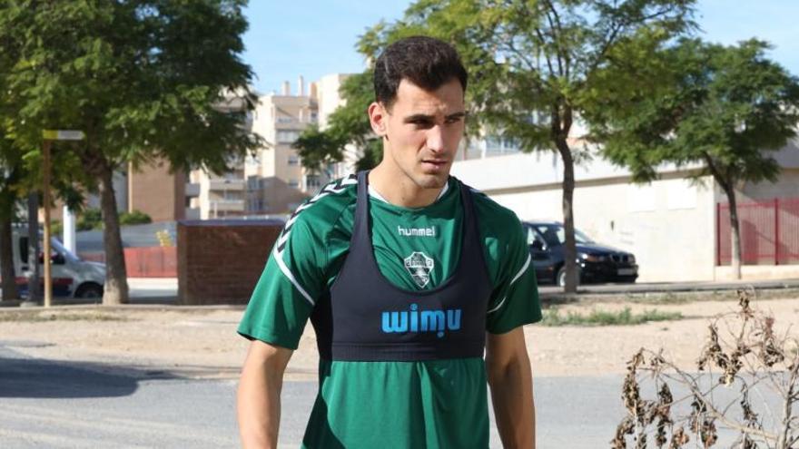 Dani Calvo llegando este miércoles al polideportivo de Altabix para entrenar