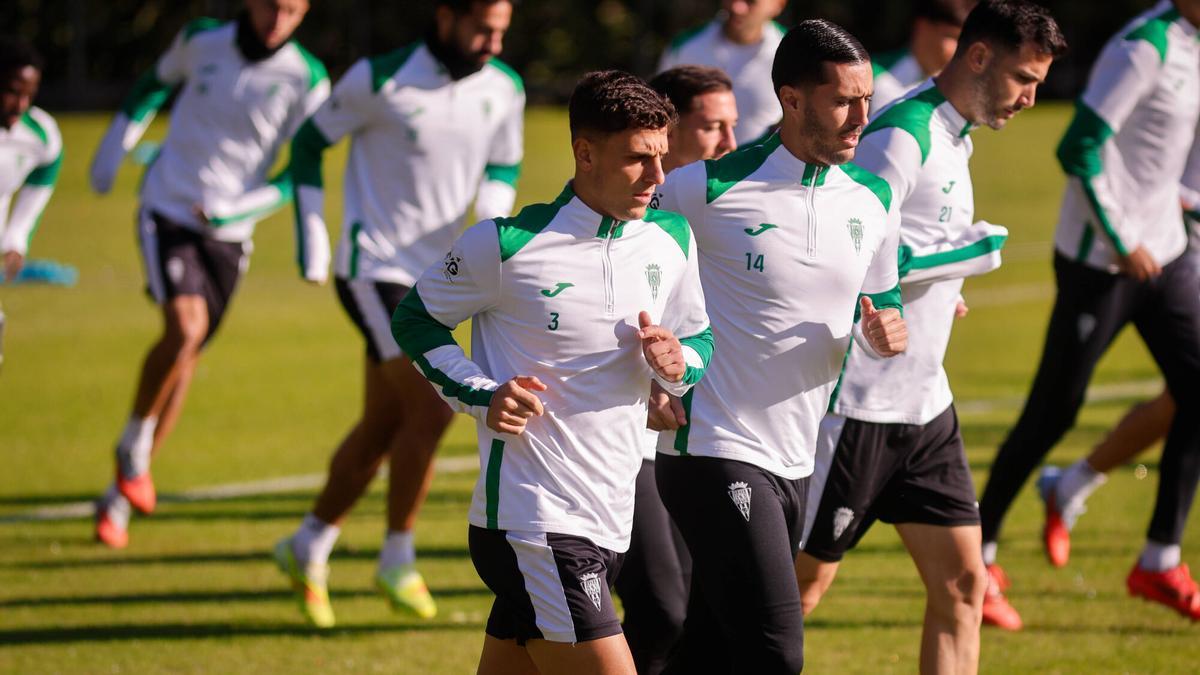 Alcedo y Guardiola, durante un lance de un etrenamiento del Córdoba CF en la Ciudad Deportiva.