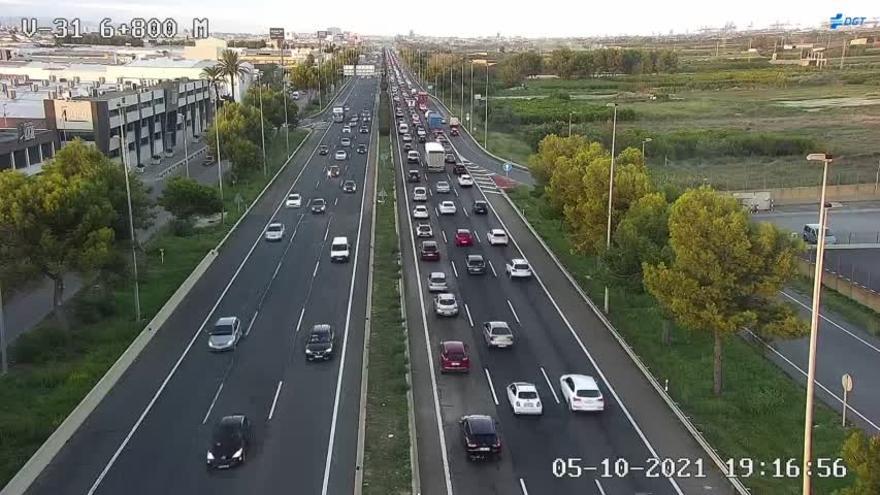 Accidente de tráfico en València: atasco en la Pista de Silla.