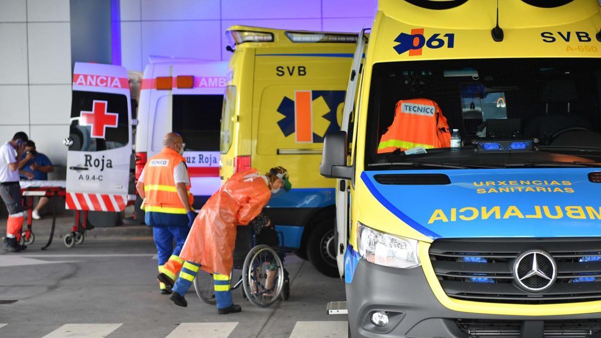 Personal sanitario de emergencias del CHUAC.