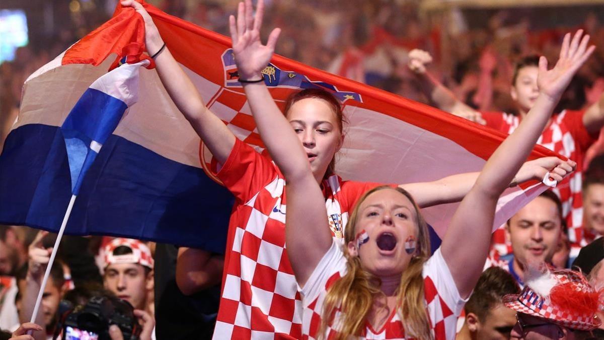 Seguidores de Croacia celebran el pase a la final del Mundial.